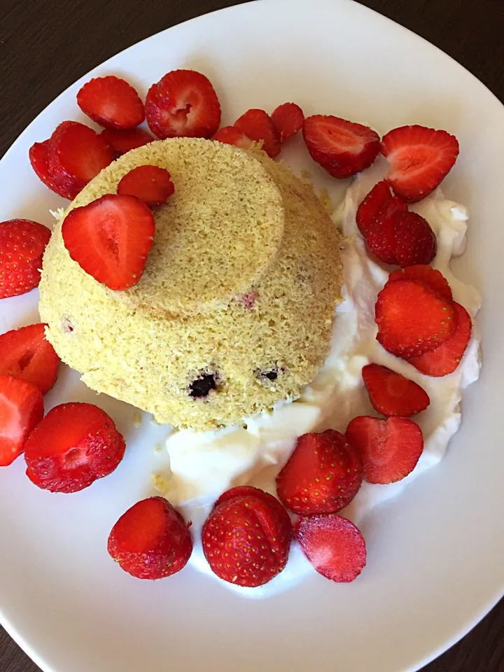 Pohankový mugcake s jahodami #mugcake #strawberry #buckwheat|LucieFoodさん