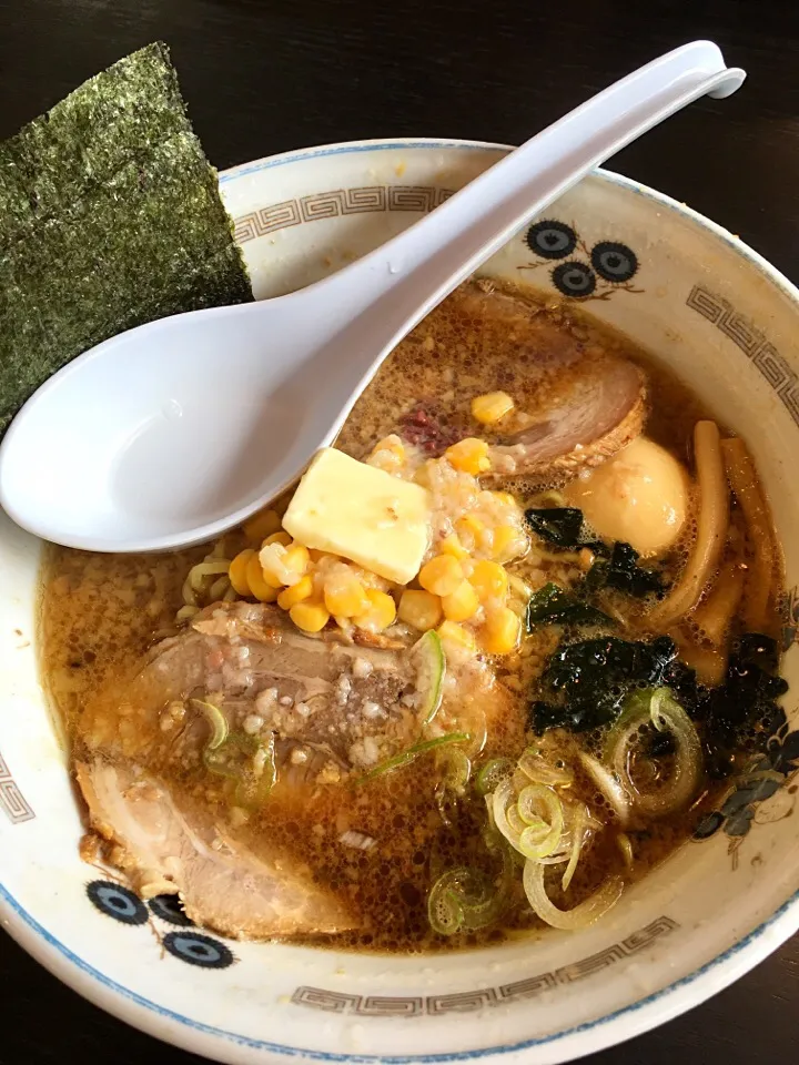 チャーシュー力のさそり固めこってりラーメン。
4つの味から選べたけど、今回は醬油味。いつも話を聞いてただけなので、ようやく連れてって貰えた〜😍
#チャーシュー力#こってり#醤油ラーメン#背脂系 #ラーメン🍜|こむぎさん