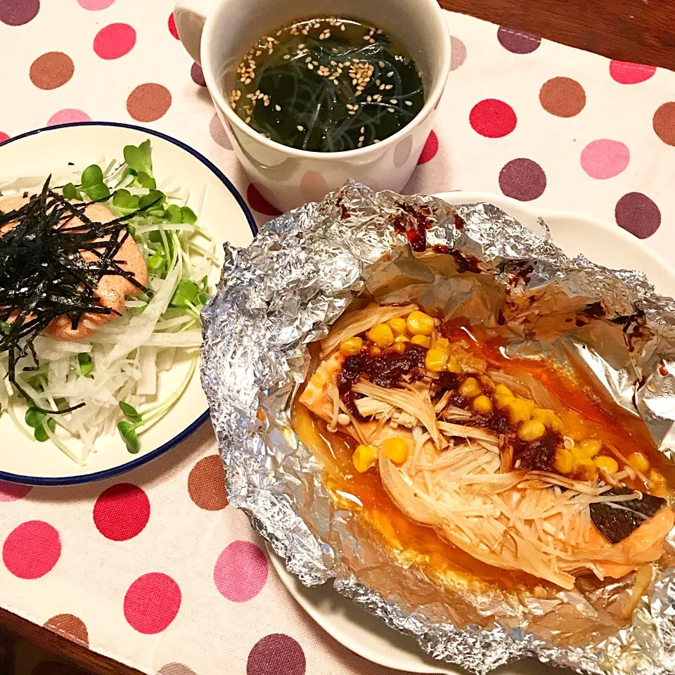 鮭の味噌バターホイル焼き♡大根サラダ♡春雨スープ♡|まゆかさん