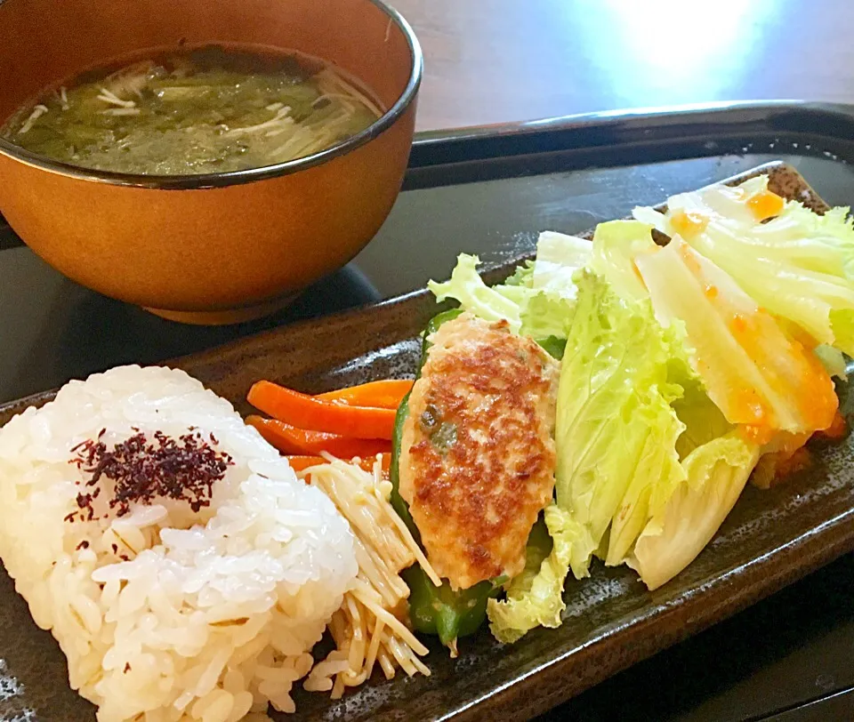 Snapdishの料理写真:単身赴任の朝ごはん🌄☀️
ピーマン肉詰め
サニーレタス
インゲン胡麻和え
自家製なめ茸
芹えのき汁
麦ご飯|ぽんたさん