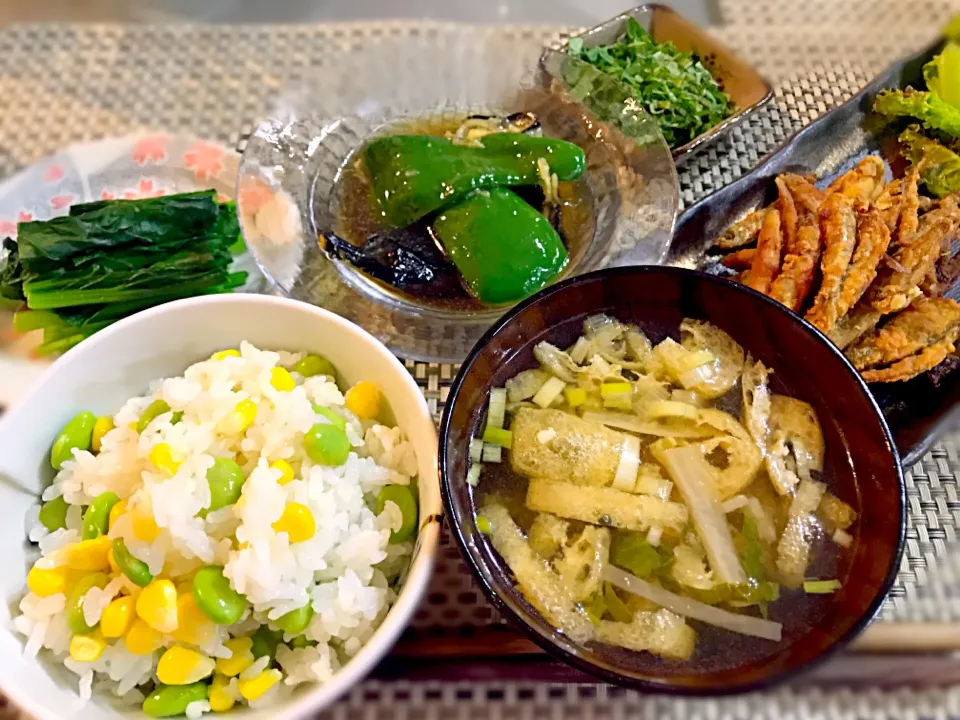 地元産の枝豆とトウモロコシ御飯
地元産の茄子とピーマンの揚げ浸し
地元産の小松菜
ワカサギの唐揚げ
味噌汁|Katsuya Kudoさん