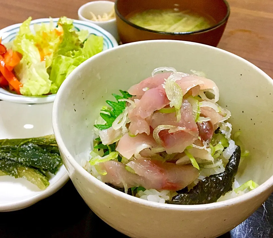 単身赴任の晩ごはん🌙.*☆。.:＊・゜
鯵たたき丼🐟
サラダ 人参ソースきんぴら
自家製なめ茸
キャベツもやし玉ねぎ味噌汁
野沢菜漬
#単身赴任夕食 
#丼|ぽんたさん