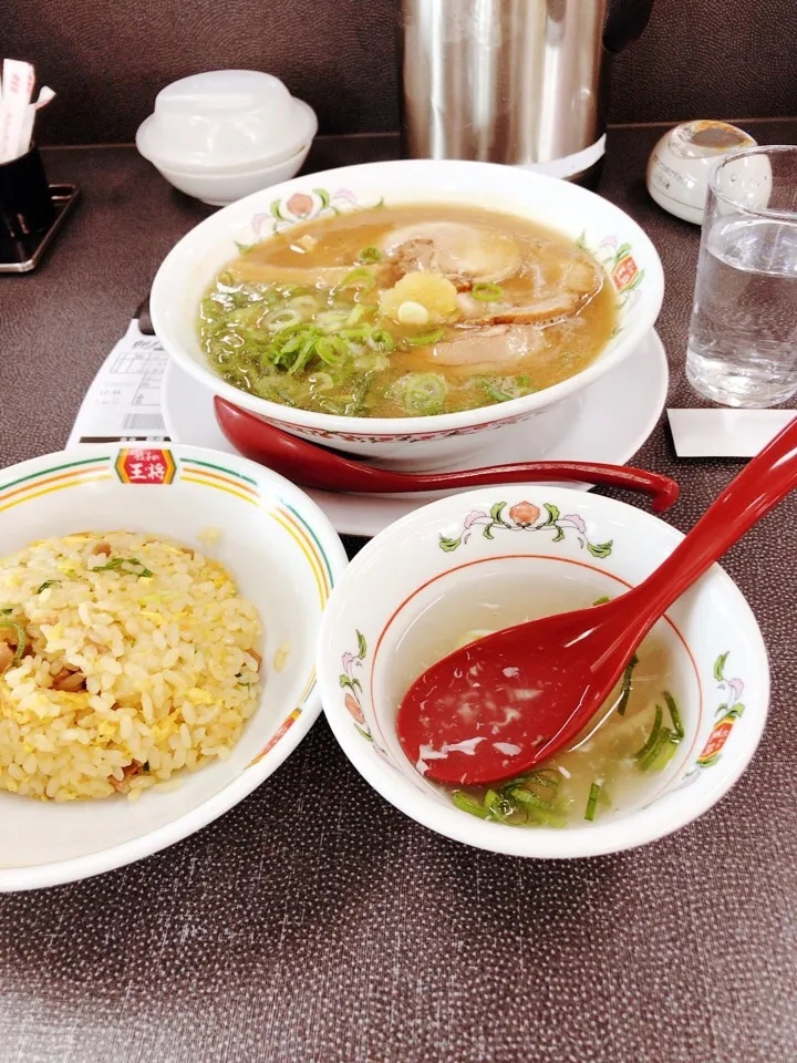 Snapdishの料理写真:昼に食べた。
王将でこってりラーメンはマスト。
単品の味噌こってりがなくなったのは惜しまれる。
#餃子の王将 #こってりラーメン|23FKit23さん