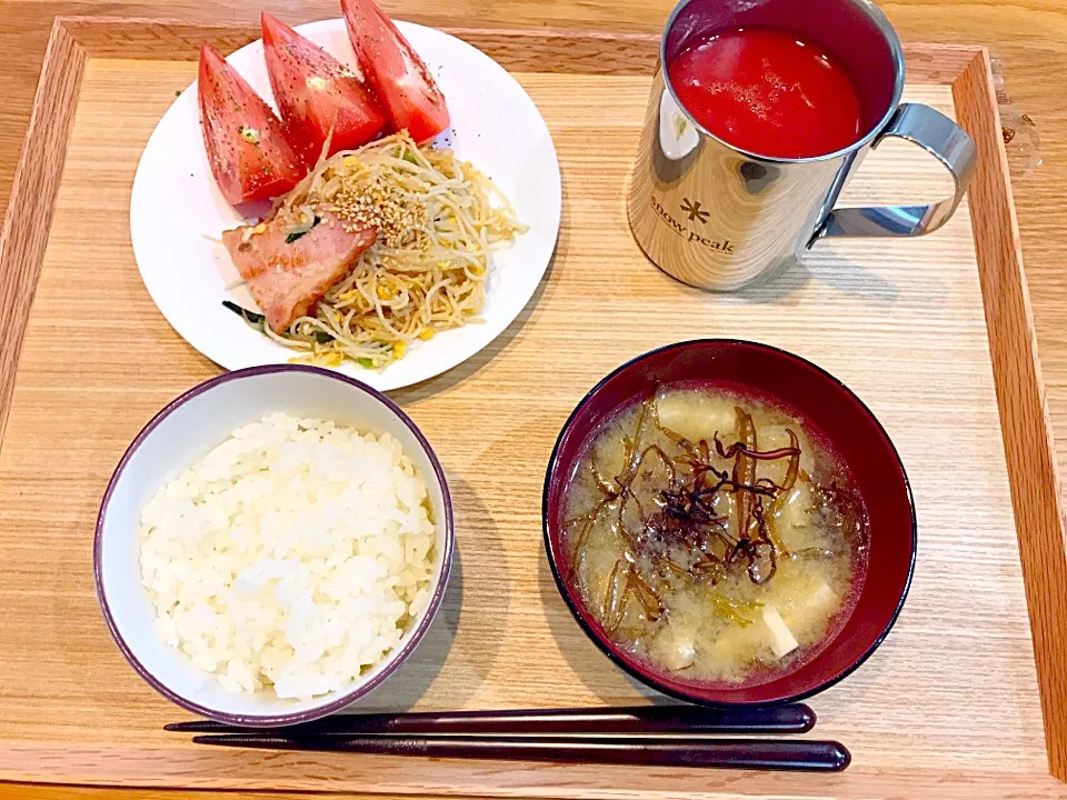 今日の朝飯！厚切りベーコンとビーフンの炒め物|茂木 和哉さん