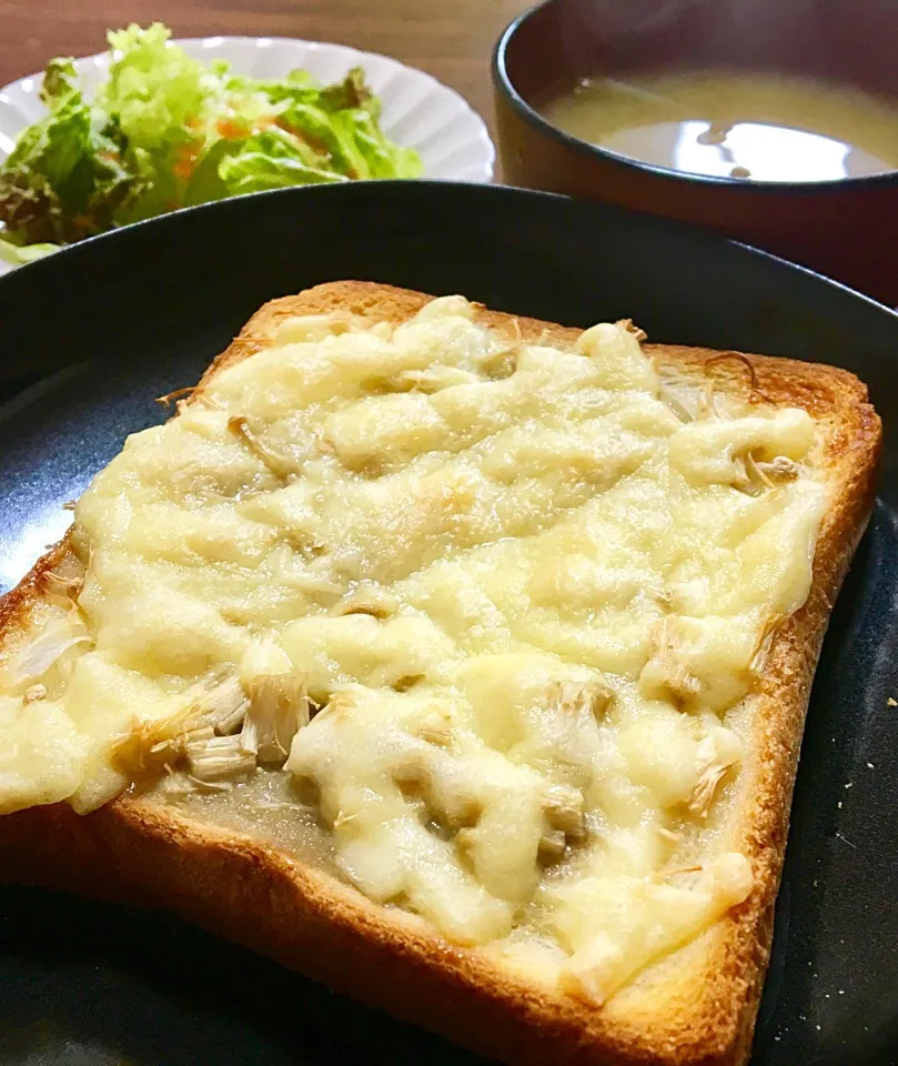 Snapdishの料理写真:単身赴任の朝ごはん(*Ü*)ﾉ"☀      エノキだけピザトースト🍕🍞       サニーレタス                               キャベツもやし玉ねぎ味噌汁|ぽんたさん