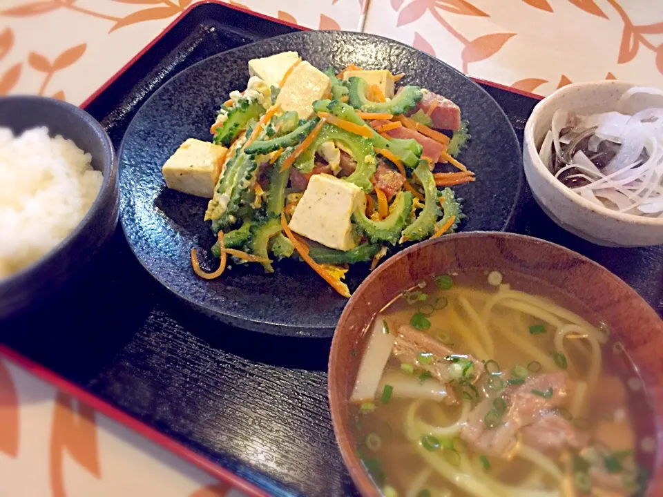 ゴーヤチャンプル定食  〜  味噌汁代わりの椀子サイズ沖縄そばが嬉しい！ もずく酢には玉ねぎを合わせてありました (^o^)/|リフルシャッフルさん