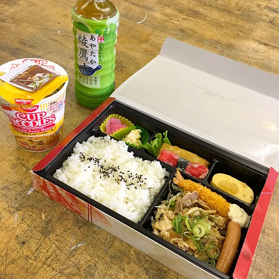 Snapdishの料理写真:今日のお弁当‼︎ 11 June
#お弁当 #弁当 #bento #obento #昼ごはん #お昼ごはん #lunch #カップヌードル #綾鷹 #仕出し弁当|Yoshinobu Nakagawaさん