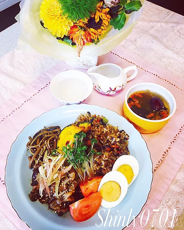 十穀米の炒飯🇨🇳と豚肉の甘辛炒め、ゼンマイのナムルと手作り薬膳チキンスープ👨‍🍳✨|Shinly0701さん