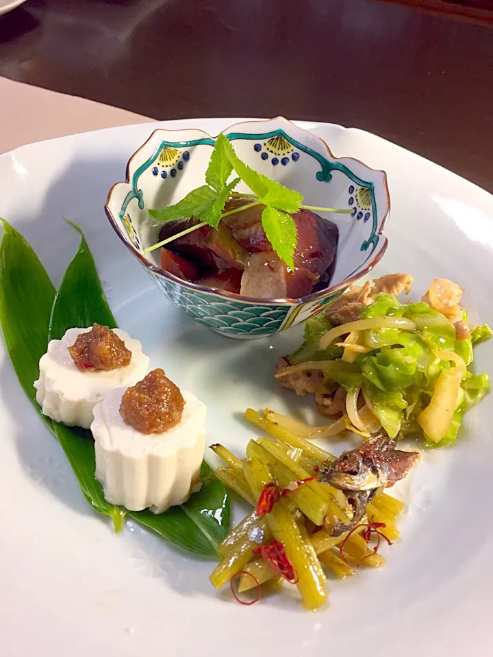 野菜炒め 肉味噌豆腐 
鯵煮干しとふきの炒め煮 鰹漬け|shokohanさん