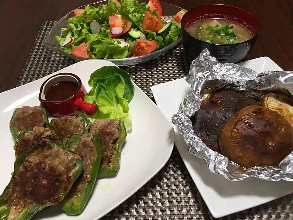 ピーマンの肉詰め
椎茸のホイル焼き
野菜サラダ
茄子と揚げのお味噌汁|みっきーさん