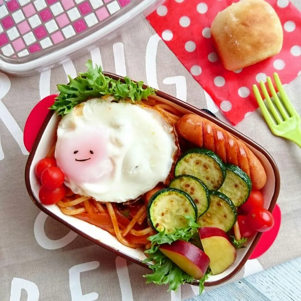 娘弁当☺  ナポリタン  目玉焼き🍳  ズッキーニ  ソーセージ  さつまいものレモン煮  プチトマト🍅  パン|e  satoさん