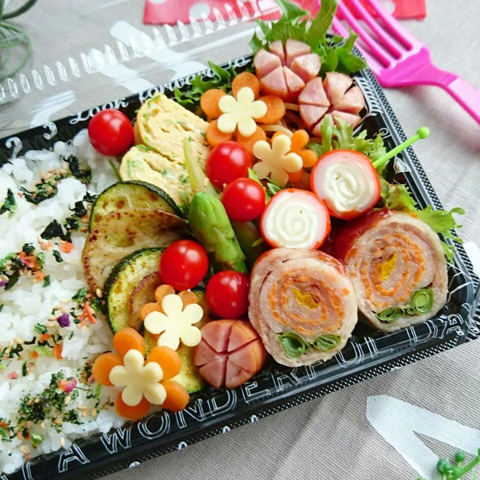 娘弁当☺  ズッキーニとレンコンのカレー焼き  野菜くるくる豚肉ロール  葱入り玉子焼き  ソーセージ  和風パスタ  アスパラのごま和え  チーズ入りカニカマ  プチトマト🍅|e  satoさん