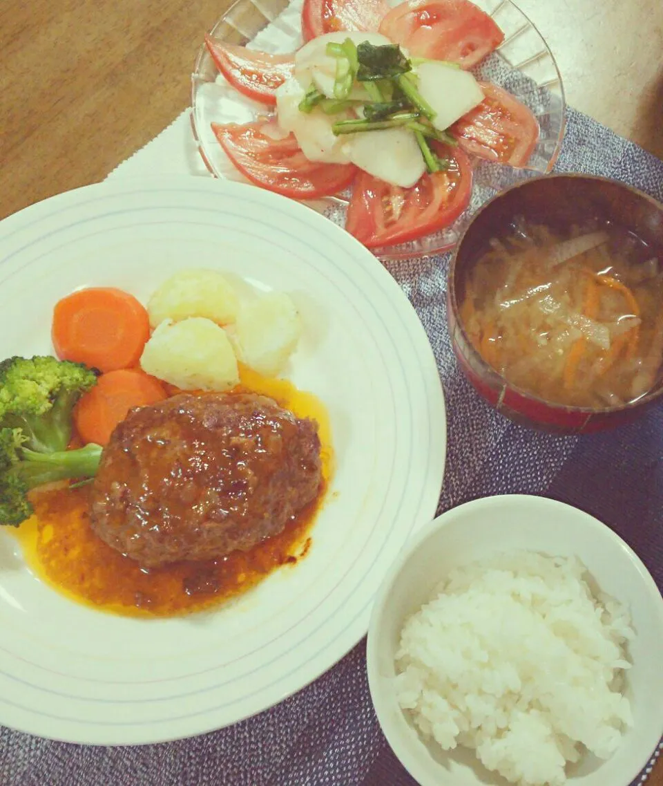 アメトーク！ハンバーグ大好き芸人📺を見ながら食べる晩ごはん🍴ハンバーグ&蕪の明太子和えサラダ|makikoさん