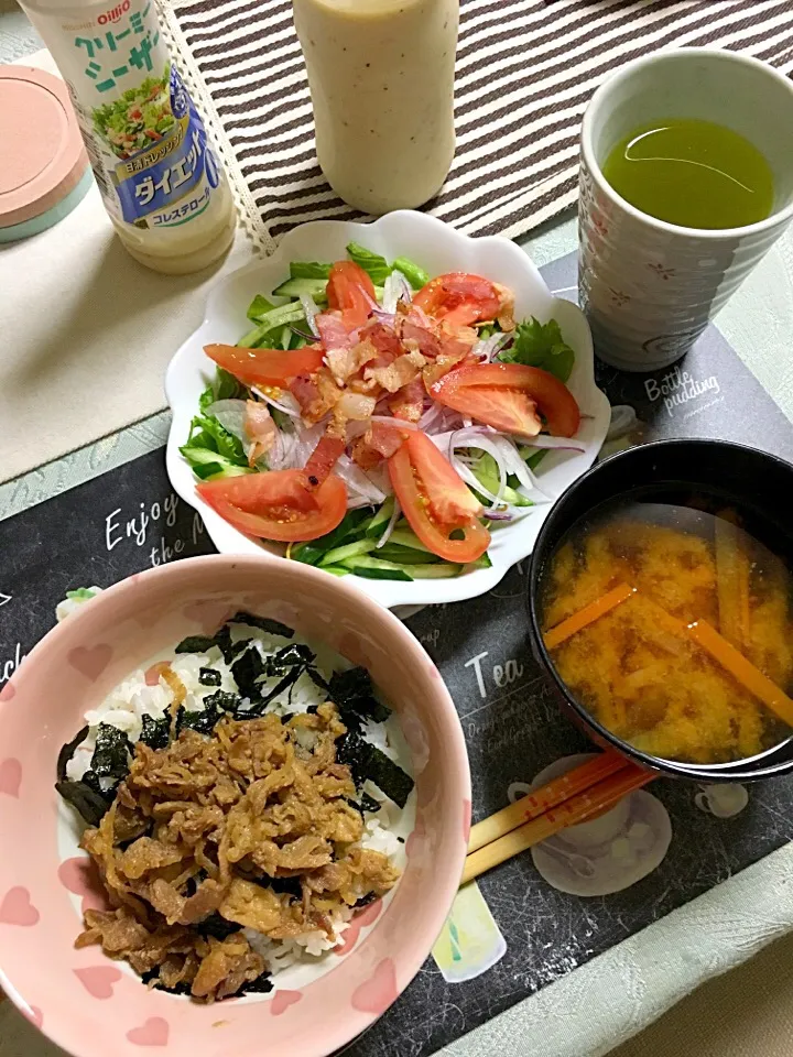 鶏もも肉切り落とし甘辛煮丼、パリパリ麺入りサラダ、味噌汁(人参、大根)(*^｡^*)|ライムさん