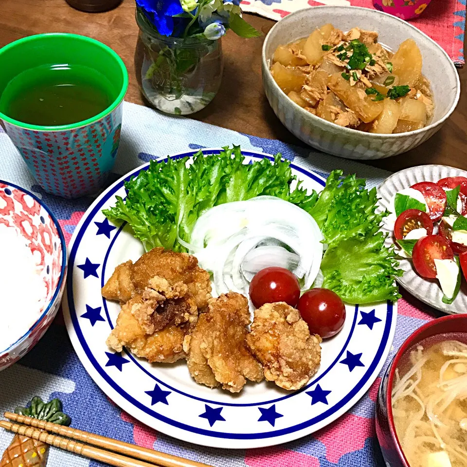 Snapdishの料理写真:○カプレーゼ ○大根とツナの煮物 ○唐揚げ + サラダ ○えのきと油揚げと豆腐のお味噌汁 ○ごはん|Rika Suzukiさん