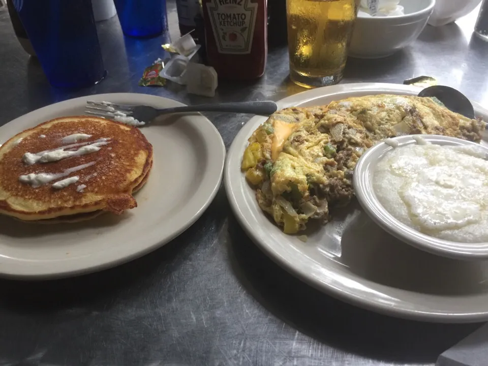 Snapdishの料理写真:Philly cheesesteak omelette w/grits & pancakes #breakfast|Richard Thompsonさん