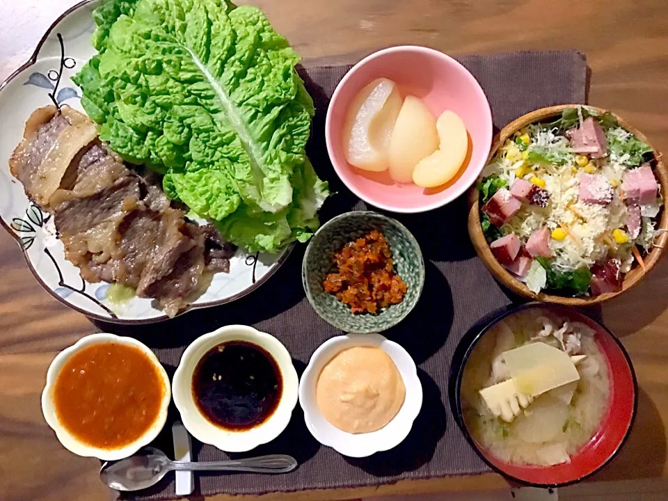 焼肉サンチュ、大根とタケノコの味噌汁、サラダ|せさん