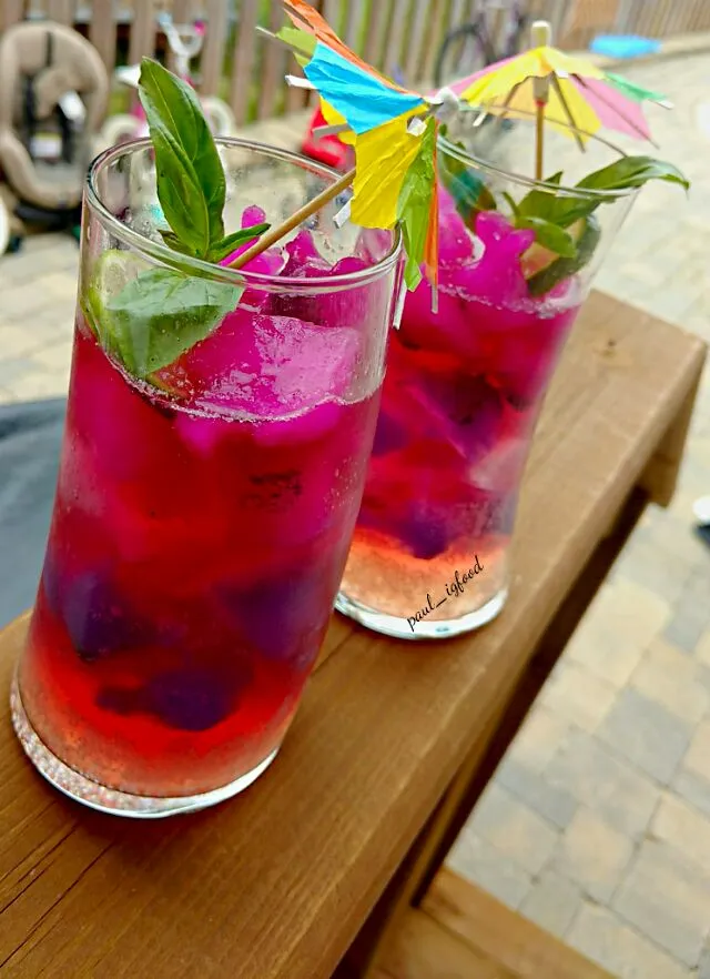 homemade pink pitaya and butterfly pea  ice  cubes with ginger ale|paulaさん