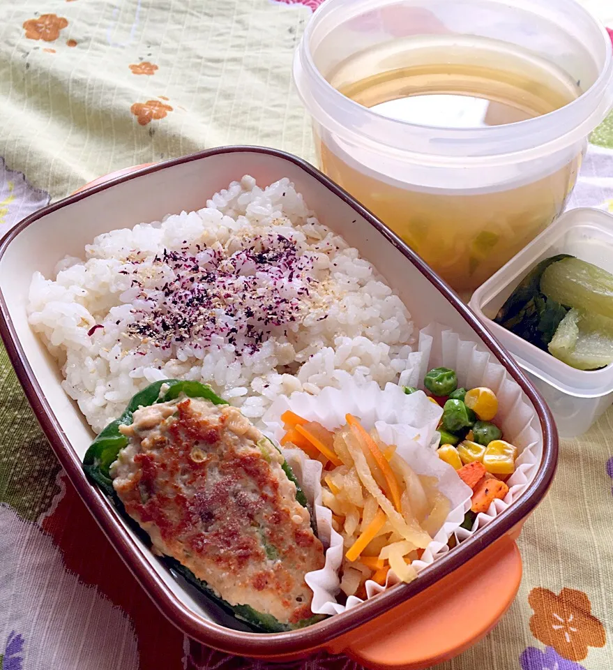 単身赴任の昼ごはん☀️
🍴ピーマン肉詰め弁当🍱
ピーマン肉詰め
切り干し大根煮
ミックスベジタブルマヨ炒め
野沢菜漬
キャベツもやし玉ねぎ味噌汁|ぽんたさん