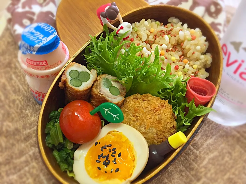 Snapdishの料理写真:玄米ご飯&花エビカツ&三種町産ニンニクの芽肉巻き&春菊の辛子和え&燻玉&プチトマト&紅芯大根の甘酢漬けのダーリンお弁当♪

#弁当 #フチ子 #お家燻製|桃実さん