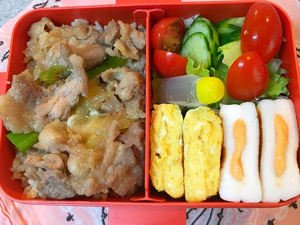 ☆今日のお弁当☆〜豚すき煮風のせご飯、だし巻き卵、明太子入りはんぺん、サラダ〜|Satokoさん