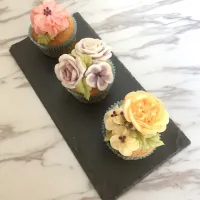 Banana and chocolate chips cupcakes with buttercream flowers 
#cupcakes #bananas #chocolate #花 #flower|Fat Bunny Kingさん