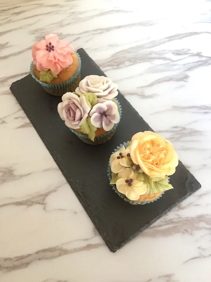 Banana and chocolate chips cupcakes with buttercream flowers 
#cupcakes #bananas #chocolate #花 #flower|Fat Bunny Kingさん