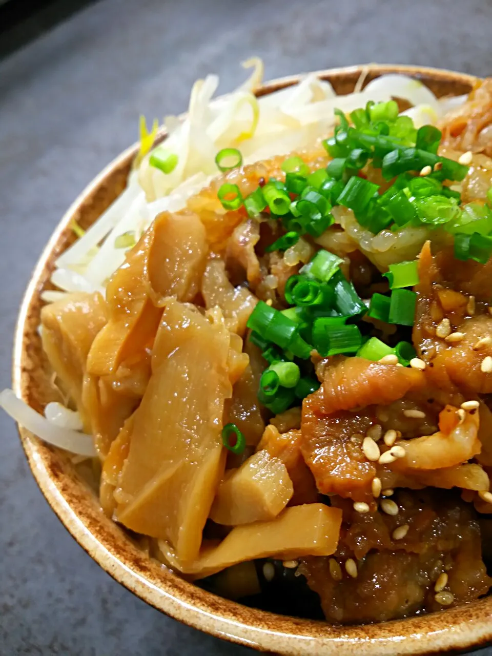 もち麦ごはんのらーめん丼|徳之島トトロンヌさん