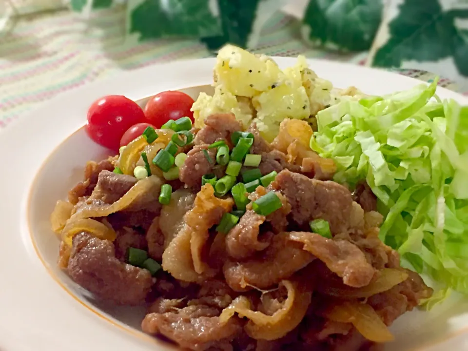 Snapdishの料理写真:豚小間肉で生姜焼き🐷|あゆさん