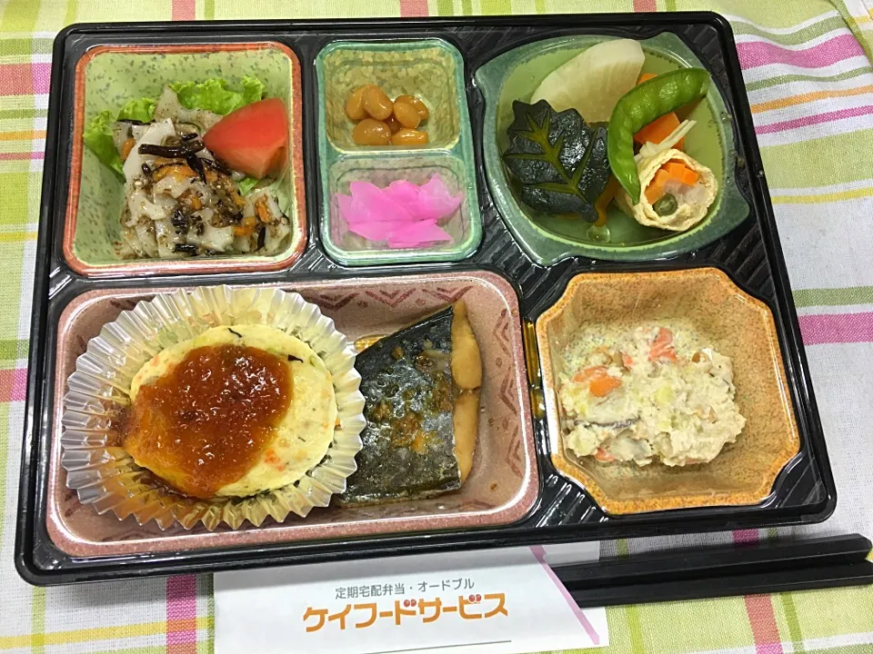 Snapdishの料理写真:豆腐ハンバーグおろしソース 日替わり弁当 豊川市宅配|Naokazu Kuritaさん