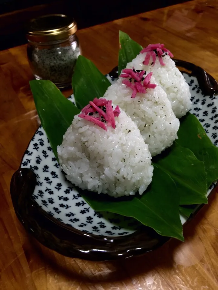 茗荷の葉に🌱パセリ塩で🍙🍙🍙おむすびのせました|keikoさん