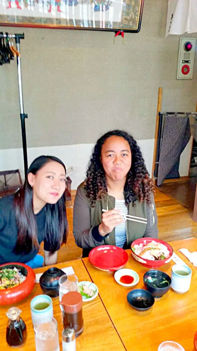 My daughter enjoying good Japanese lunch with BFF in Japan.|mitchellさん