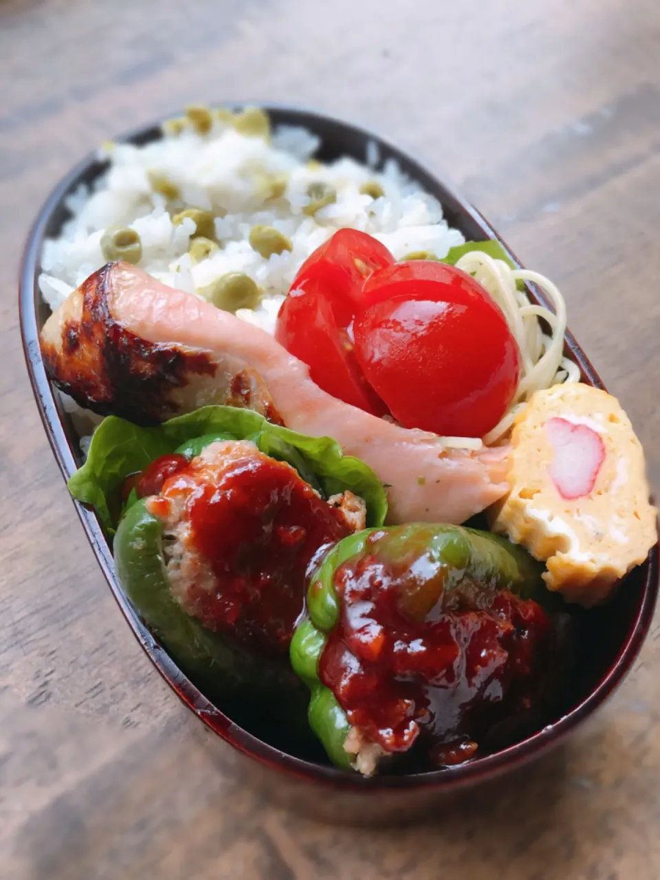 今日のお弁当
・豆ごはん
・ピーマンの肉詰め
・カニカマ入りの玉子焼
・焼き塩シャケ|akiさん