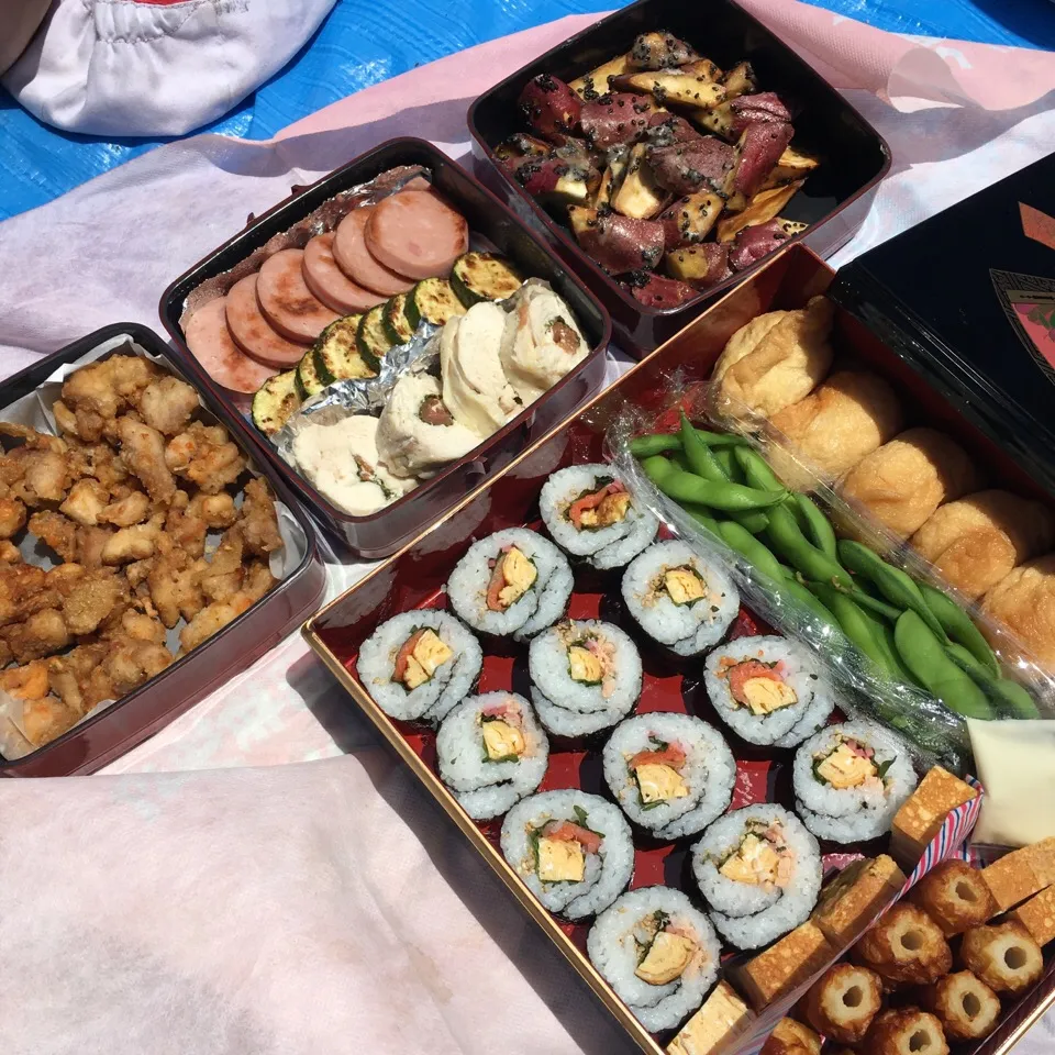 Snapdishの料理写真:今年は最後の小学校運動会弁当
家族の予定がバラバラで食べる人数が減りましたが、定番で、のり巻き、おいなりさん、鶏の唐揚げ、大学いも、枝豆、卵焼き。
プラス、ソーセージ、ズッキーニソテー、鶏肉の梅干しとチーズとシソのロール蒸しで、満足&お腹いっぱいでした。|mackyさん