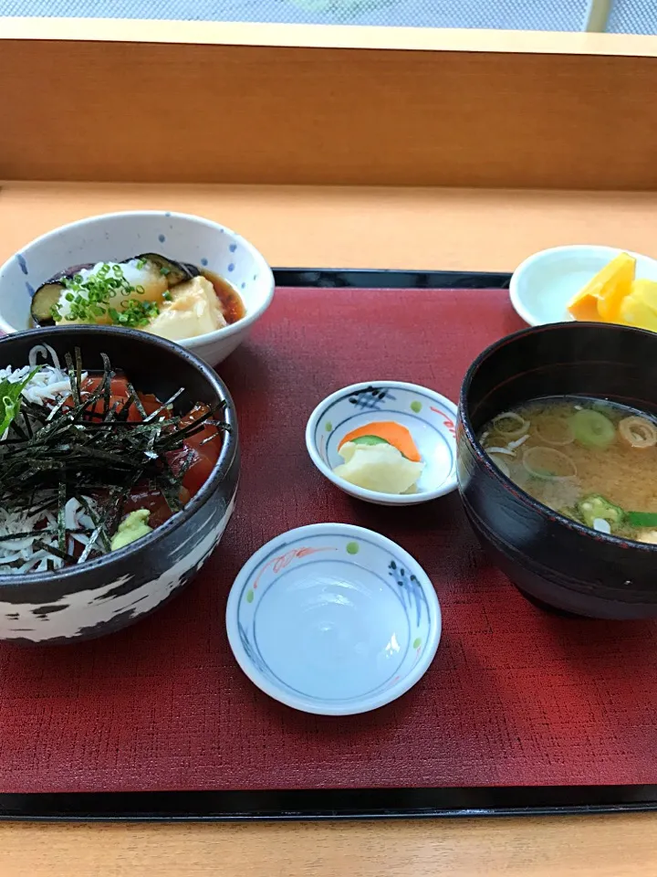 Snapdishの料理写真:シラスまぐろ丼/茄子と豆腐揚げ出し/味噌汁|山内博之さん