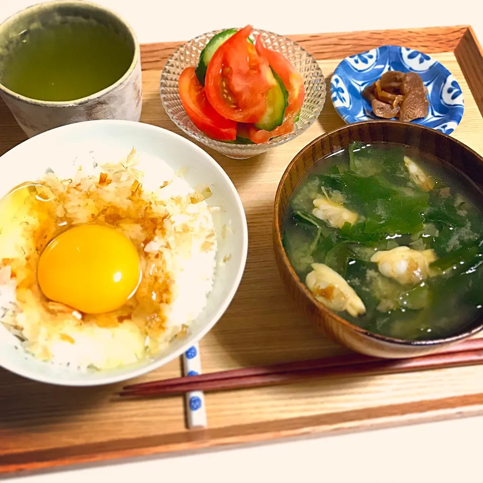 卵ご飯／あさりとワカメの味噌汁／トマトときゅうりのサラダ／生姜の味噌漬け|mogwaiさん