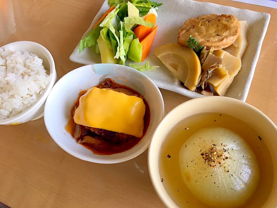 Snapdishの料理写真:晩ご飯。煮込みハンバーグ、丸ごと玉ねぎスープ|かわちさん