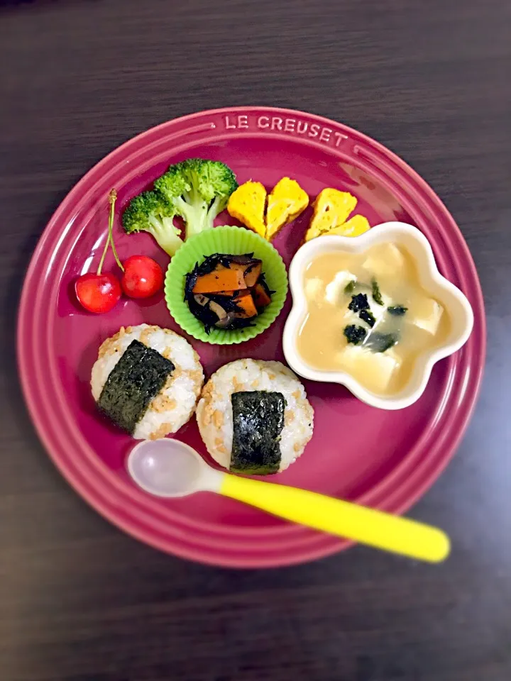 Snapdishの料理写真:6/12❁息子離乳食 夜ごはん
鶏そぼろおにぎり🍙
豆腐とわかめのお味噌汁
ひじきの煮物
たまご焼き
ブロッコリー
さくらんぼ🍒|つんさん