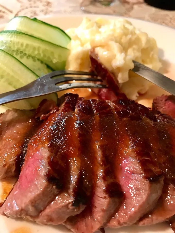 Dinner #rare steak#mashed potato red wine 🍷🍴 happiness|Babyluv Cabrera Ocampoさん