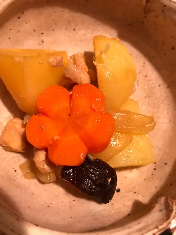 じゃがいもと人参の煮物🥔🥕|violetさん