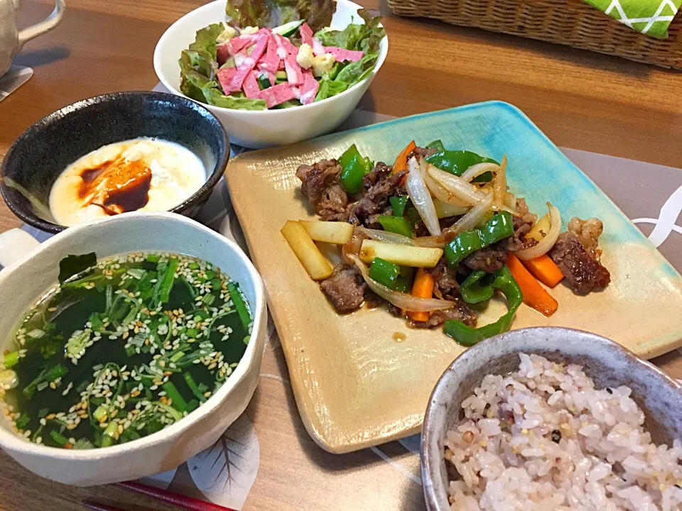 晩御飯
牛肉野菜の炒め物（玉ねぎ人参ピーマンジャガイモ）豆腐コチジャン、サラダ（サニーレタスきゅうりハムクルトン）、ワカメとネギのスープ|かよちゃんさん