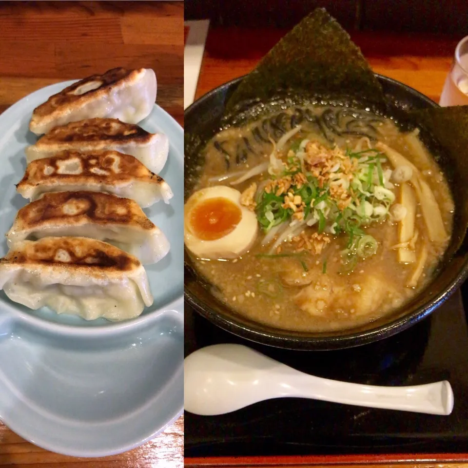 黒味噌黒麺🍜
餃子|るみおんさん