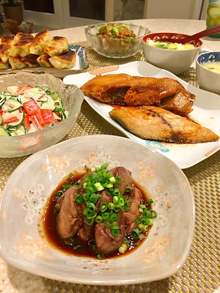 鳥レバーの甘露煮 カレイの煮付け アボカド🥑納豆 カニカマサラダ🥗 餃子&豆腐と卵の中華スープ|Mayumiさん