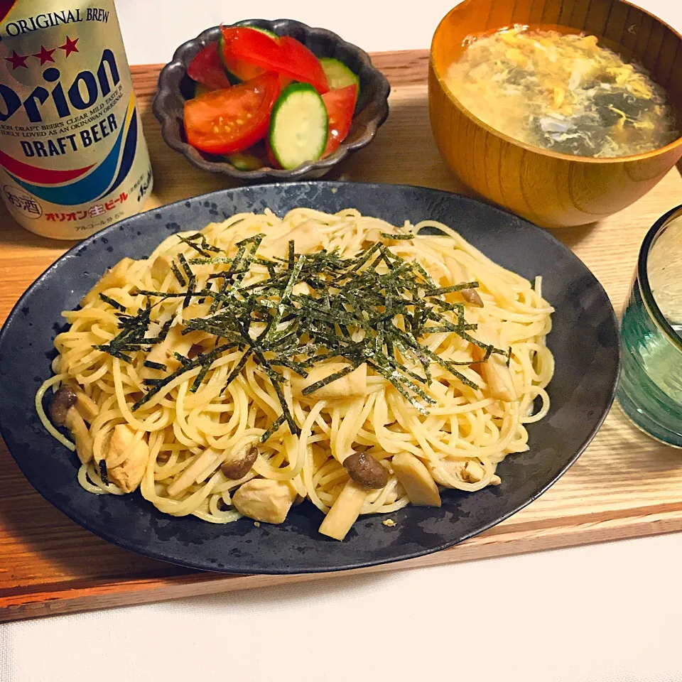 鶏肉ときのこの柚子胡椒パスタ／とろろ昆布と卵のスープ／トマトときゅうりのサラダ／オリオンビール|mogwaiさん