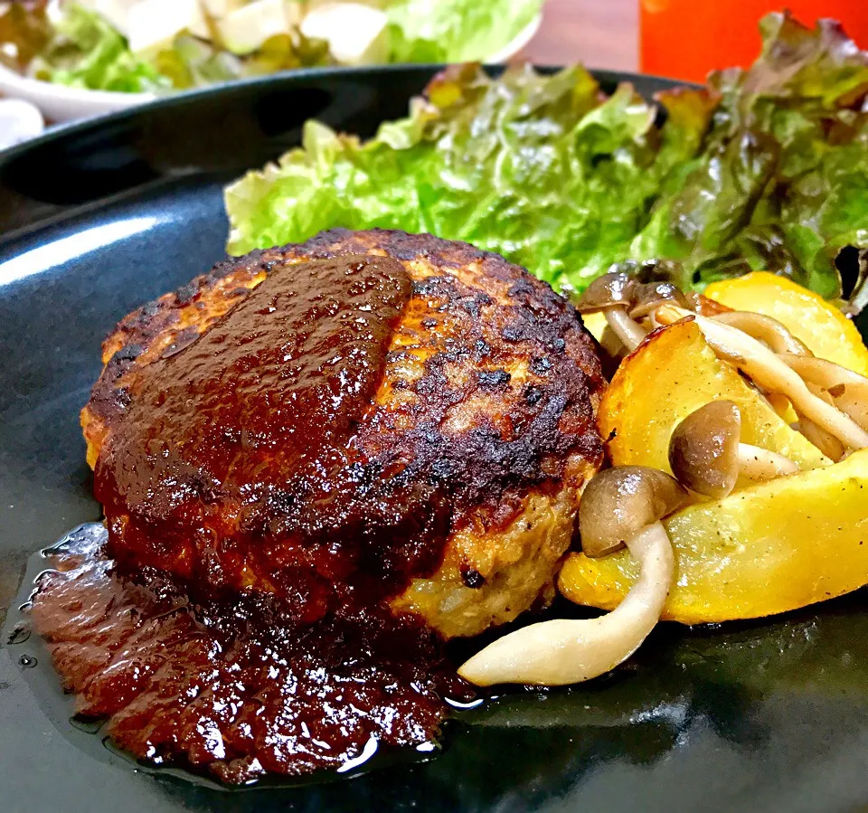 晩ごはん  もち麦入り🌾チーズinハンバーグ|砂雪さん