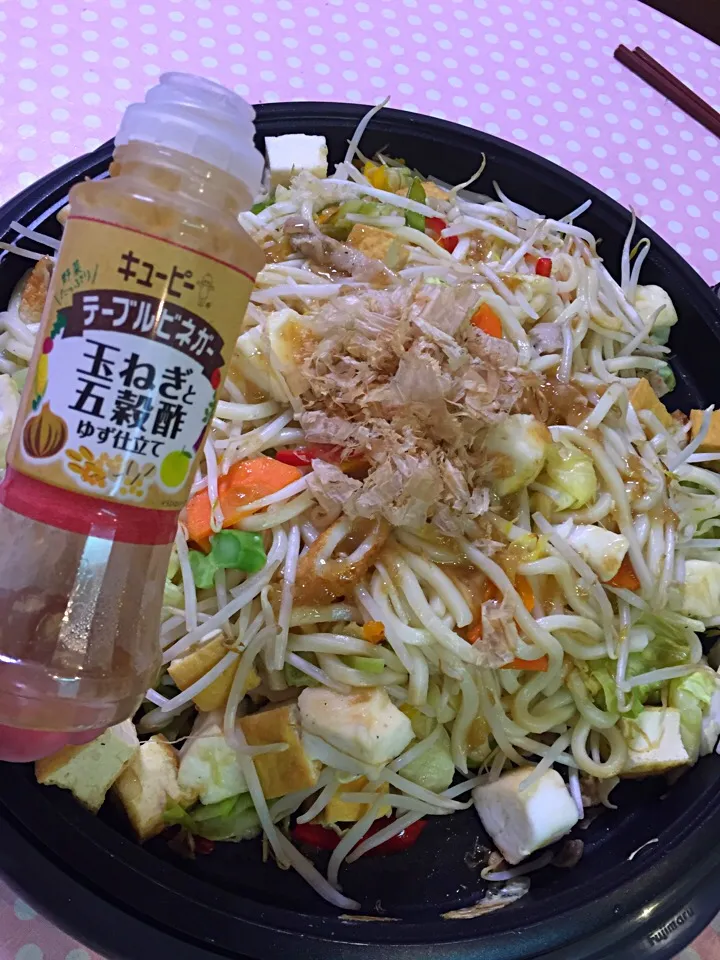 Snapdishの料理写真:焼うどんwithキユーピー テーブルビネガー 玉ねぎと五穀酢ゆず仕立|リッキーさん