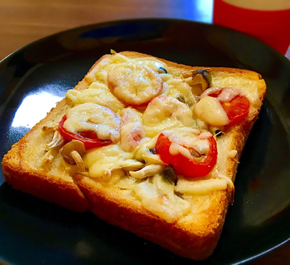 朝ごはん(*Ü*)ﾉ"☀
きのこ🍄とトマトのピザトースト🍕🍞
#単身赴任朝食 #ピザトースト|ぽんたさん