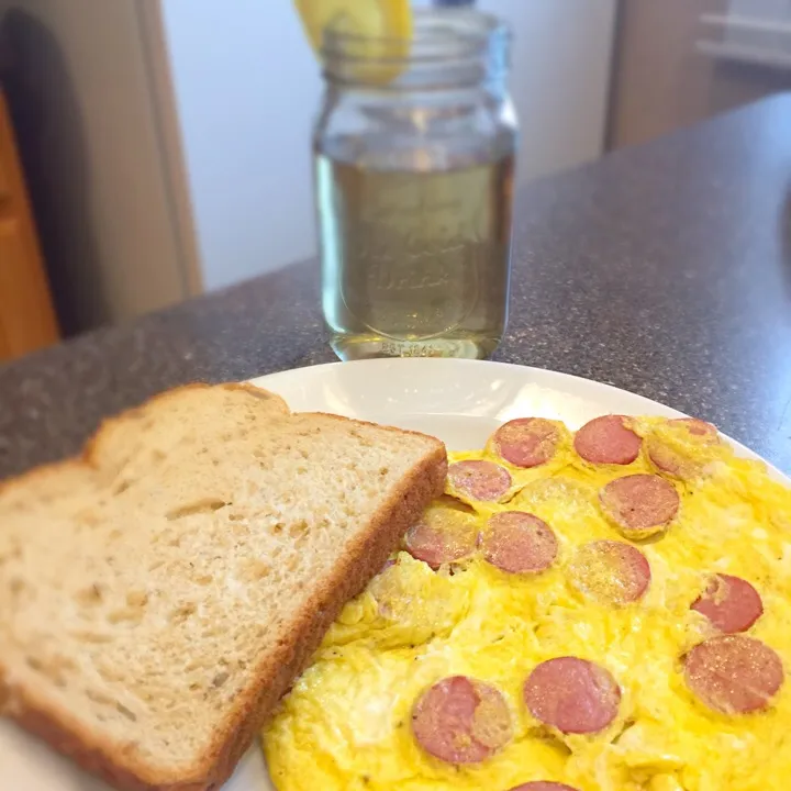 Simple hot dogs, eggs and whole grain bread 🍳 
Green tea|FitMomDoc19さん