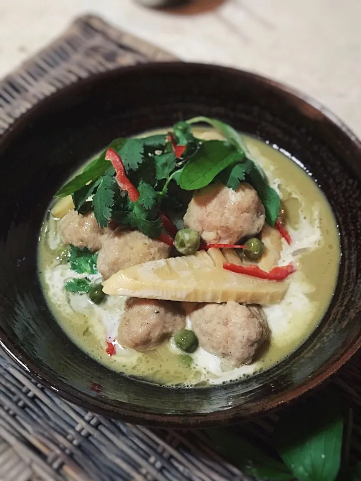 Snapdishの料理写真:Green curry with chicken and prawn meatball and bamboo shoot|rick chanさん