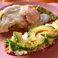 Pane integrale ai cereali +avocado + uovo e formaggio 😋|Federica Mezzogoriさん